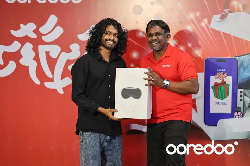 އުރީދޫގެ ހަދިޔާފޮށިން އިނާމު ލިބުނު ފަރާތްތަކާ އިނާމު ހަވާލުކުރުން- ފޮޓޯ/ އުރީދޫ