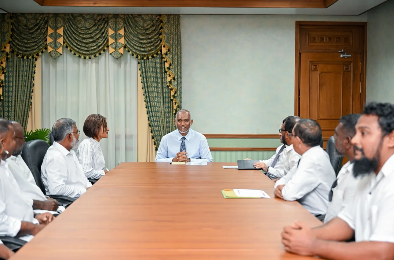 ރައީސް މުޢިއްޒު ކެޔޮޅުންނާ ބައްދަލު ކުރެއްވުން: ފޮޓޯ/ ރައީސް އޮފީސް