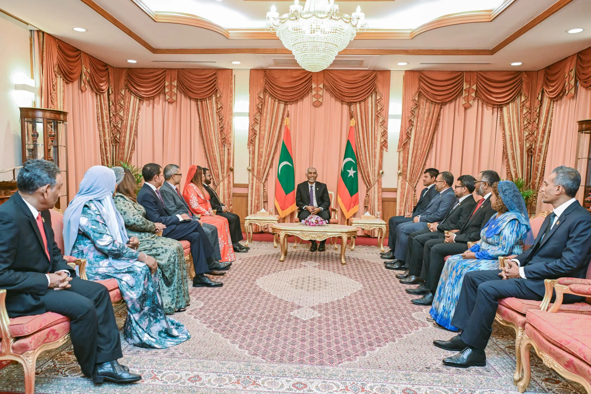 9 ސަފީރުންނާއި އެކު ރައީސް ޑރ.މުޢިއްޒު-- ފޮޓޯ: ރައީސް އޮފީސް