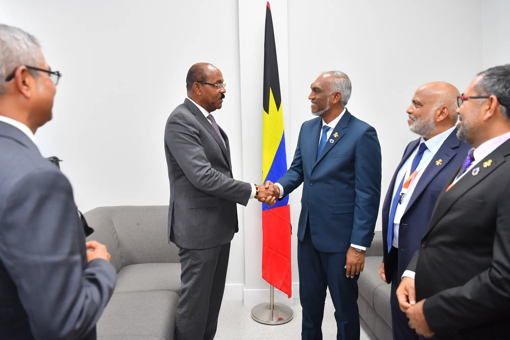 ރައީސުލްޖުމްހޫރިއްޔާ ޑޮކްޓަރ މުޙައްމަދު މުޢިއްޒު، އެންޓީގާ އެންޑް ބާބިޔުޑާގެ ބޮޑުވަޒީރު ގެސްޓޮން ބްރައުންއާ ބައްދަލުކުރެއްވުން: ފޮޓޯ/ރައީސް އޮފީސް