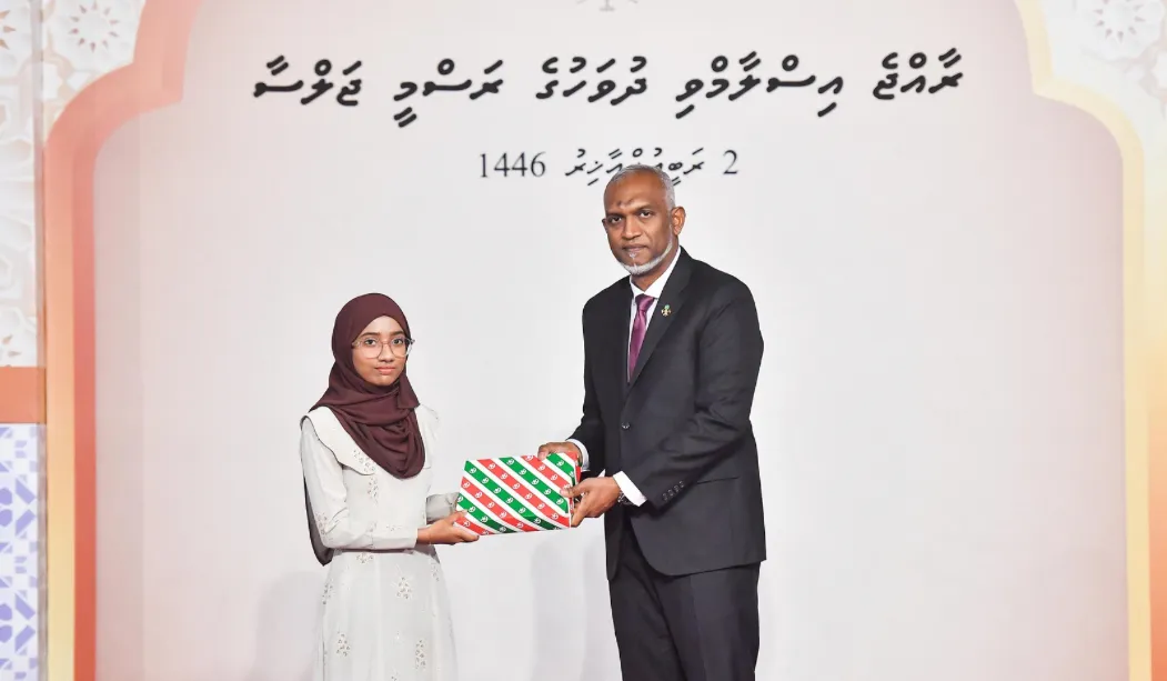 President Dr. Muizzu handing over the award to the recipient for memorizing the noble Quran (Photo/President’s Office)