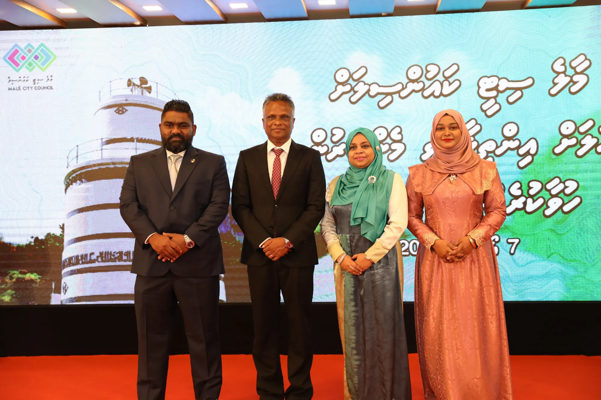 މާލެ ސިޓީ ކައުންސިލްގެ އައު ތިން މެމްބަރުން މޭޔަރު އާޒިމް އާއި އެކު-- ފޮޓޯ: ލޯކަލް ގަވަމެންޓް މިނިސްޓްރީ
