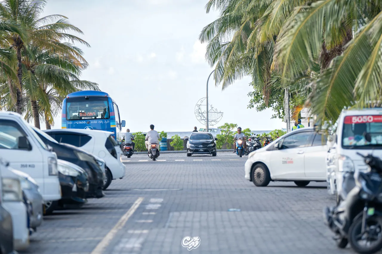 މާލޭގެ މަގުތަކުގައި ޕާކްކޮށްފައިހުރި އުޅަނދުތަކެއް..