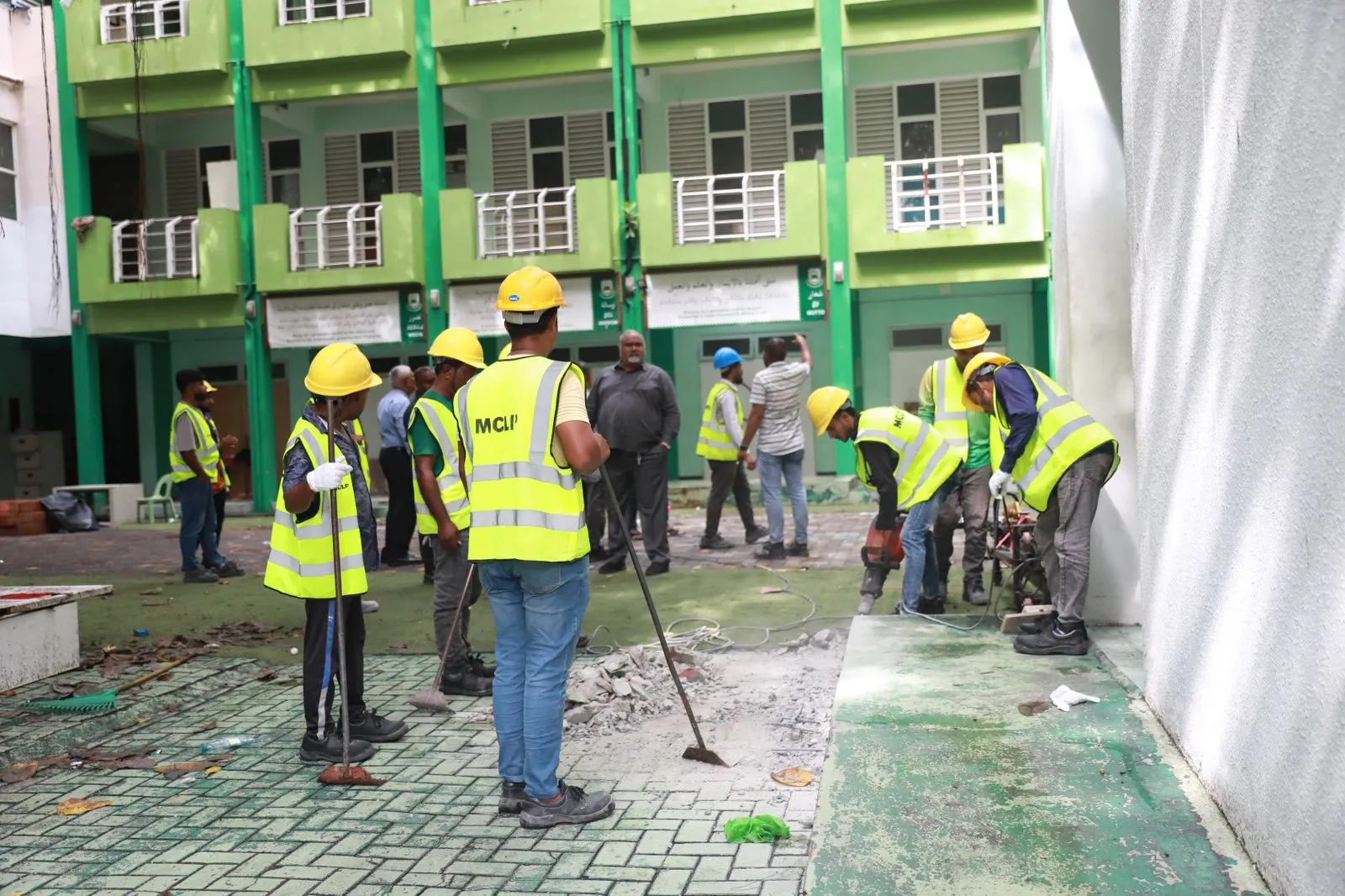 އަރަބިއްޔާގެ ކުރީގެ އިމާރާތް ތަޅަން ފެށުން: ފޮޓޯ/ ސިޓީތަކާ ބެހޭ ވުޒާރާ