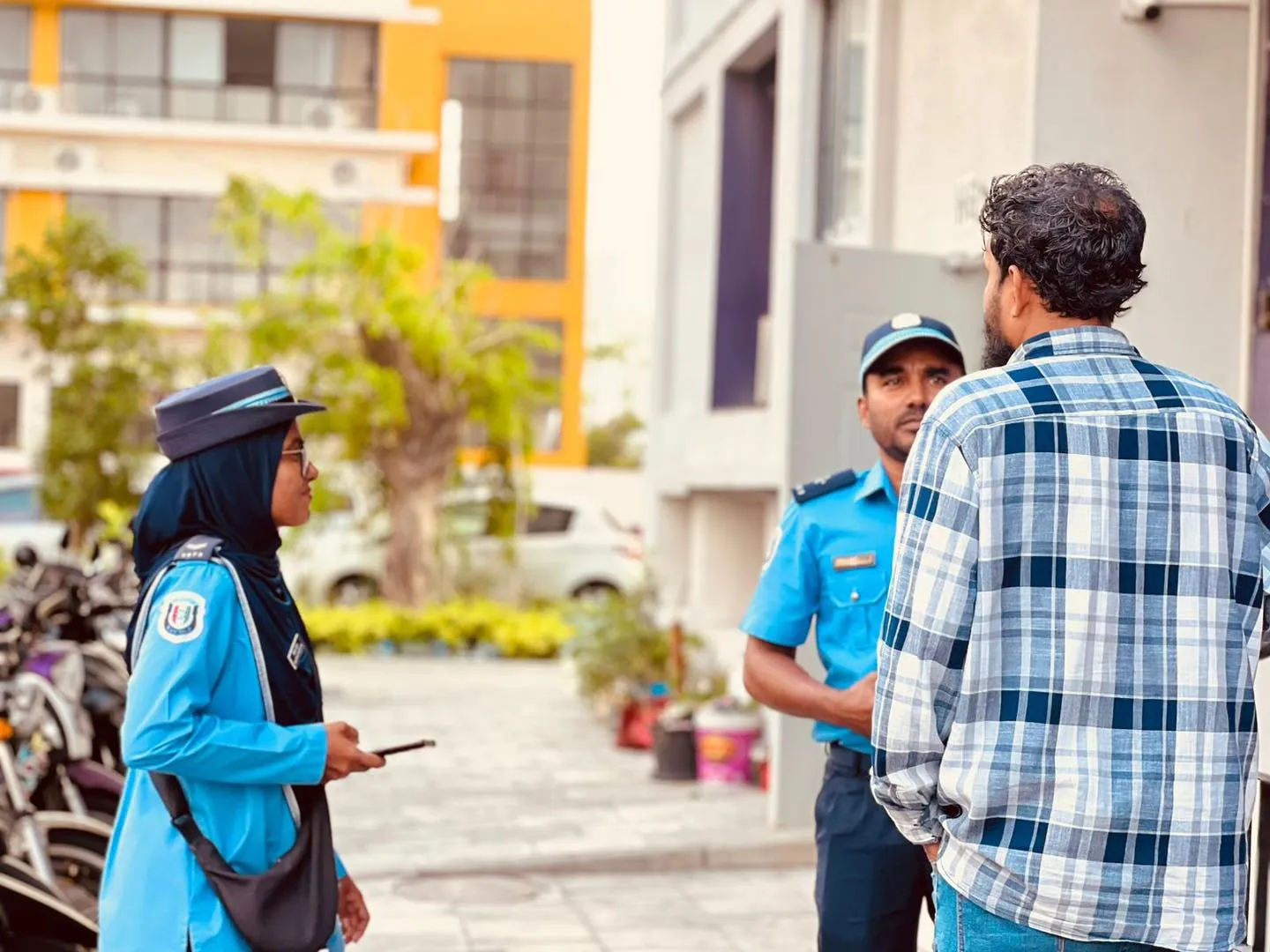 ފުލުހުން މިއަދު ފެށި ވޯކް އެންޑް ޓޯކް ހަރަކާތުގެ ތެރެއިން.. ފޮޓޯ: ފުލުހުން