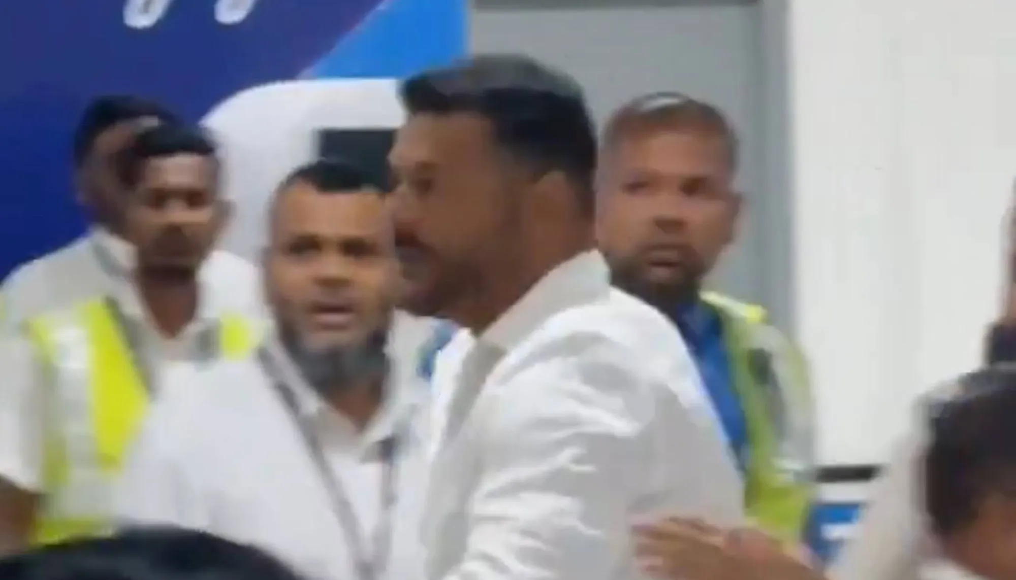 ވީއައިއޭގައި މާރާމާރީ ހިންގި ބިދޭސީ މީހާގެ މައްޗަށް 10،800 ރުފިޔާގެ ޖޫރިމަނާއެއް