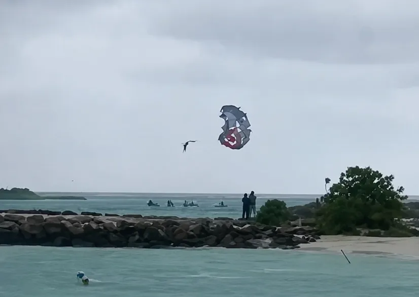 މާފުށީގައި ޕެރެސެއިލިން ކުޑަ ކަނޑައިގެން ގޮސް ދެ މީހަކު މޫދަށް ވެއްޓެނީ -- ފޮޓޯ: ސޯޝަލް މީޑިއާ