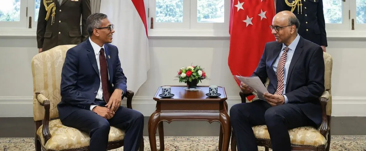 ރާއްޖެއިން ސިންގަޕޫރަށް ކަނޑައަޅުއްވާފައި ހުންނަވާ ސަފީރު މުޙައްމަދު ލުވޭޒު ސަފީރުކަމުގެ ފަތްކޮޅު ސިންގަޕޫރުގެ ރައީސަށް އަރުވައިފި