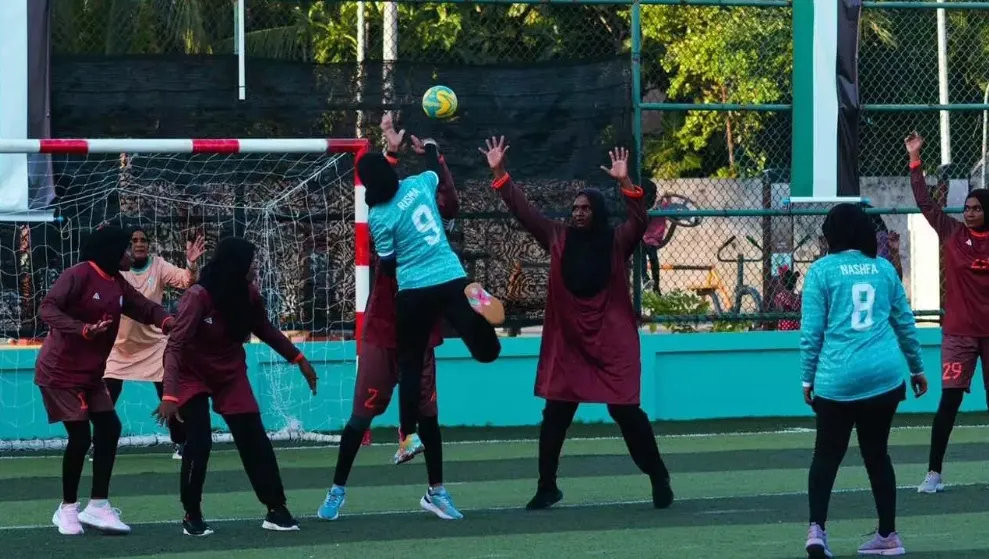 ކުޅުނު ތިން މެޗުން ވެސް މޮޅުވެ ލީގު ބުރުގެ އެއްވަަނަ ޓީމުގެ ގޮތުގައި އަނގޮޅިތީމު ފައިނަލަށް