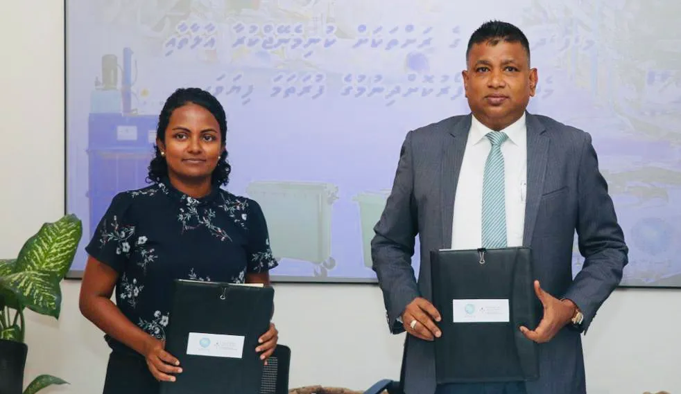 22 ރަށަކަށް ކުނި މެނޭޖްކުރާ އާލާތްތައް ފޯރުކޮށްދިނުމުގެ އެއްބަސްވުމުގައި ސޮއިކޮށްފި