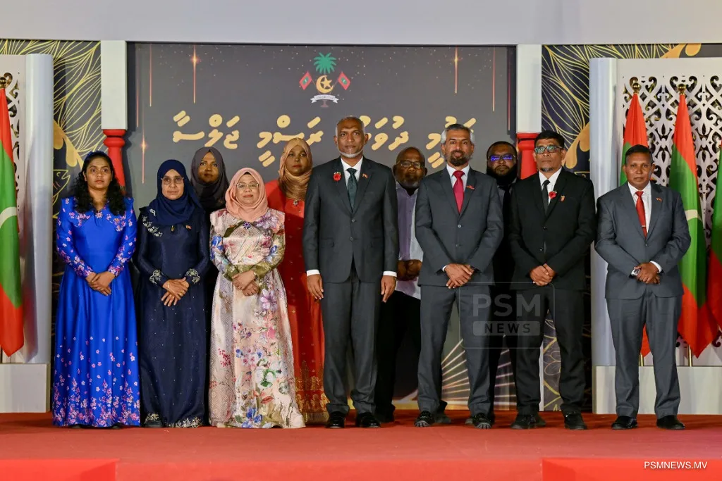 President Dr. Muizzu on stage with recipients of national award of recognition  (Photo/President's Office)