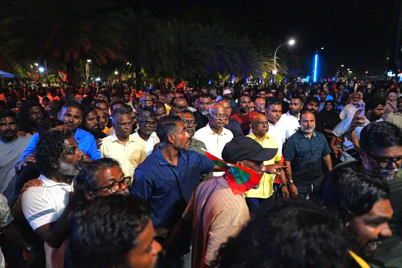 އެމްޑީޕީގެ ލީޑާޝިޕްގެ ބޭފުޅުން ރޭގެ މުޒާހަރާގެ ތެރެއިން -- ވޮއިސް ފޮޓޯ