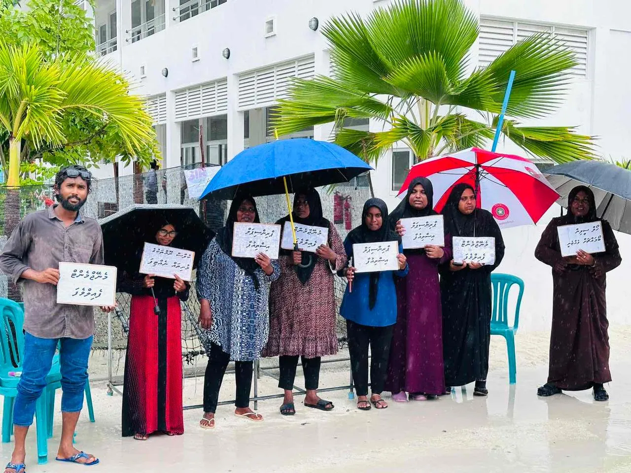 ދަނބިދޫ ސްކޫލުގެ ބެލެނިވެރިން އިހްތިޖާޖް ކުރަނީ