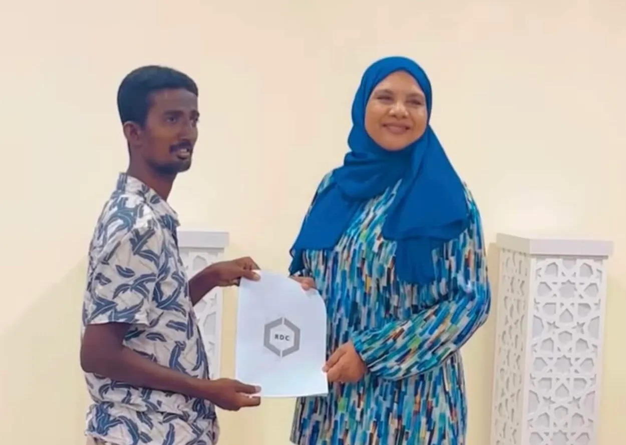 ބަދީޢުއަށް ވަޒީފާ ހަމަޖެހުނުކަމުގެ ލިޔުން ހަވާލު ކުރަނީ: ފޮޓޯ/ މީސްމީޑިއާ