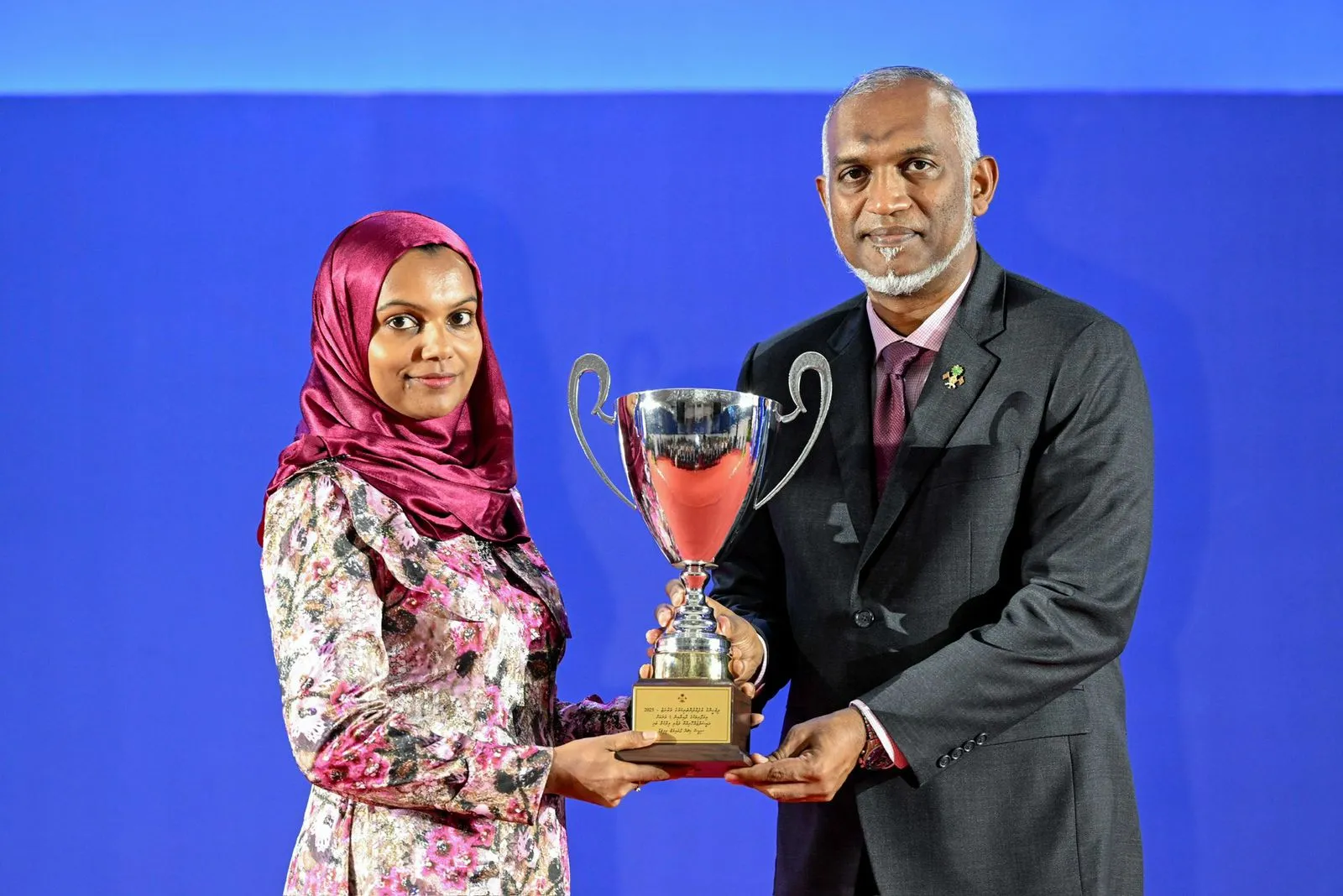 ދިވެހީންގެ އުފެއްދުންތެރިކަމުގެ މައުރަޒުގެ އެންމެ ރަން ވަނަތަކަށް ރައީސް އިނާމު ދެއްވުން -- ފޮޓޯ: ރައީސް އޮފީސް