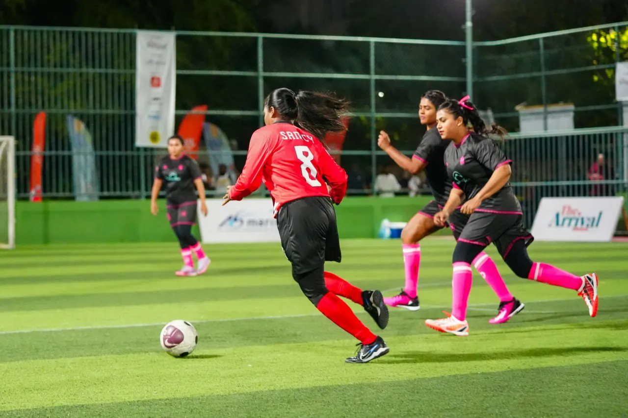 ޕިންކް ޕެންތާސް އާއި ރެޑް ނޯޓިސް ކުރިމަތިލުން އެއްވަރު