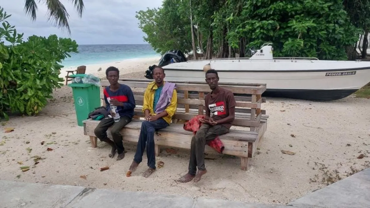 ނ.ވަވަތި އަށް ލެއްގި ޑިންގީގައި ތިބި ތިން މީހުން-- ފޮޓޯ: ފުލުހުން