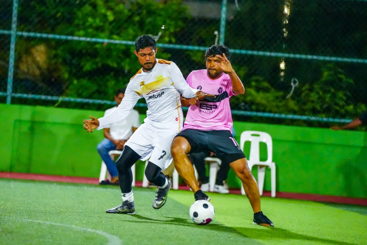 ފަހަތުން އަރައި ވައިޓްކެޕްސް އިން ބެކްޓޫބެކް މޮޅުވިޔަނުދީ ހިފަހައްޓައިފި