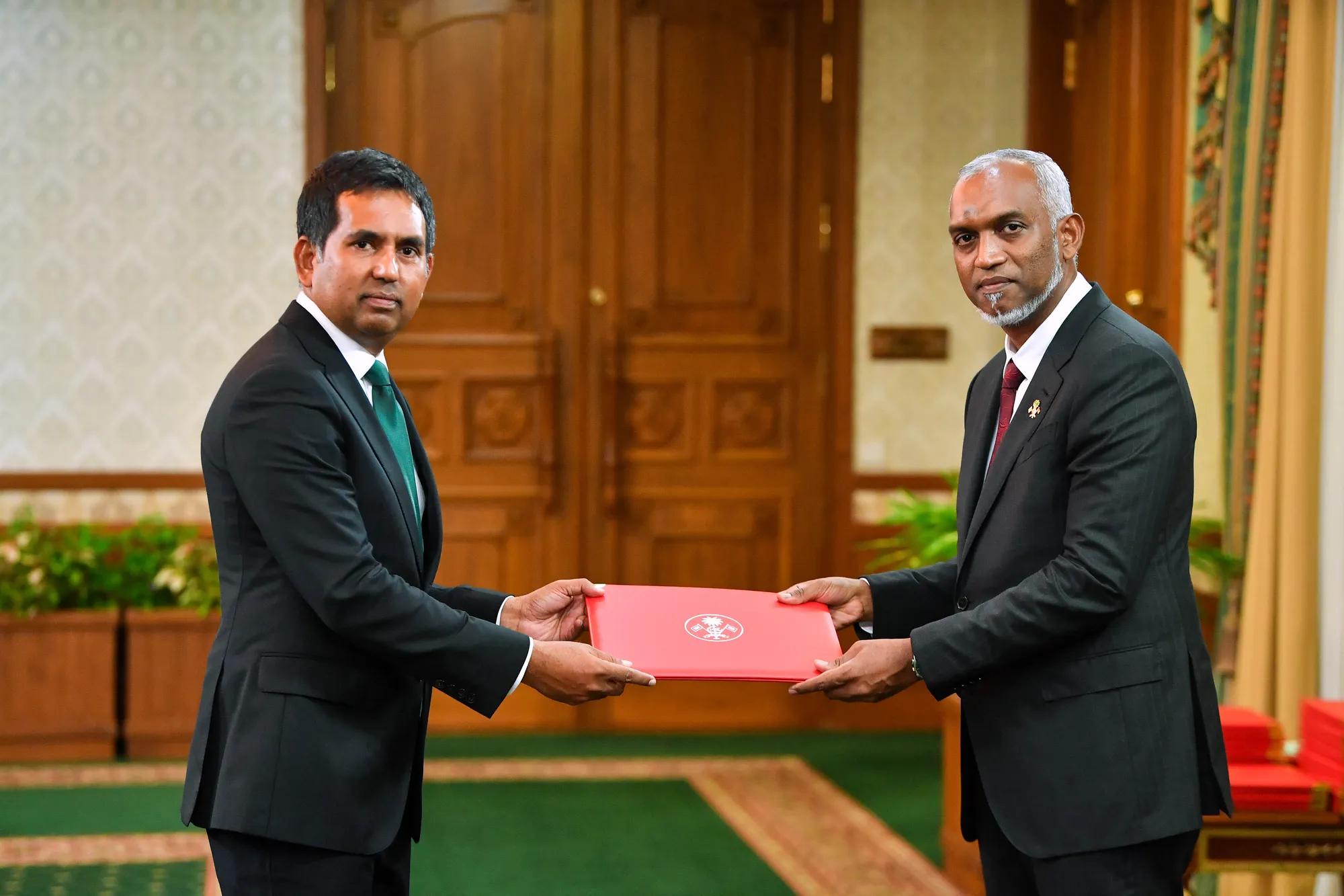 މިނިސްޓަރު މުހައްމަދު ސަޢީދު އާއި ރައީސުލްޖުމްހޫރިއްޔާގެ ޑރ މުހައްމަދު މުއިއްޒު-- ފޮޓޯ/ރައީސް އޮފީސް