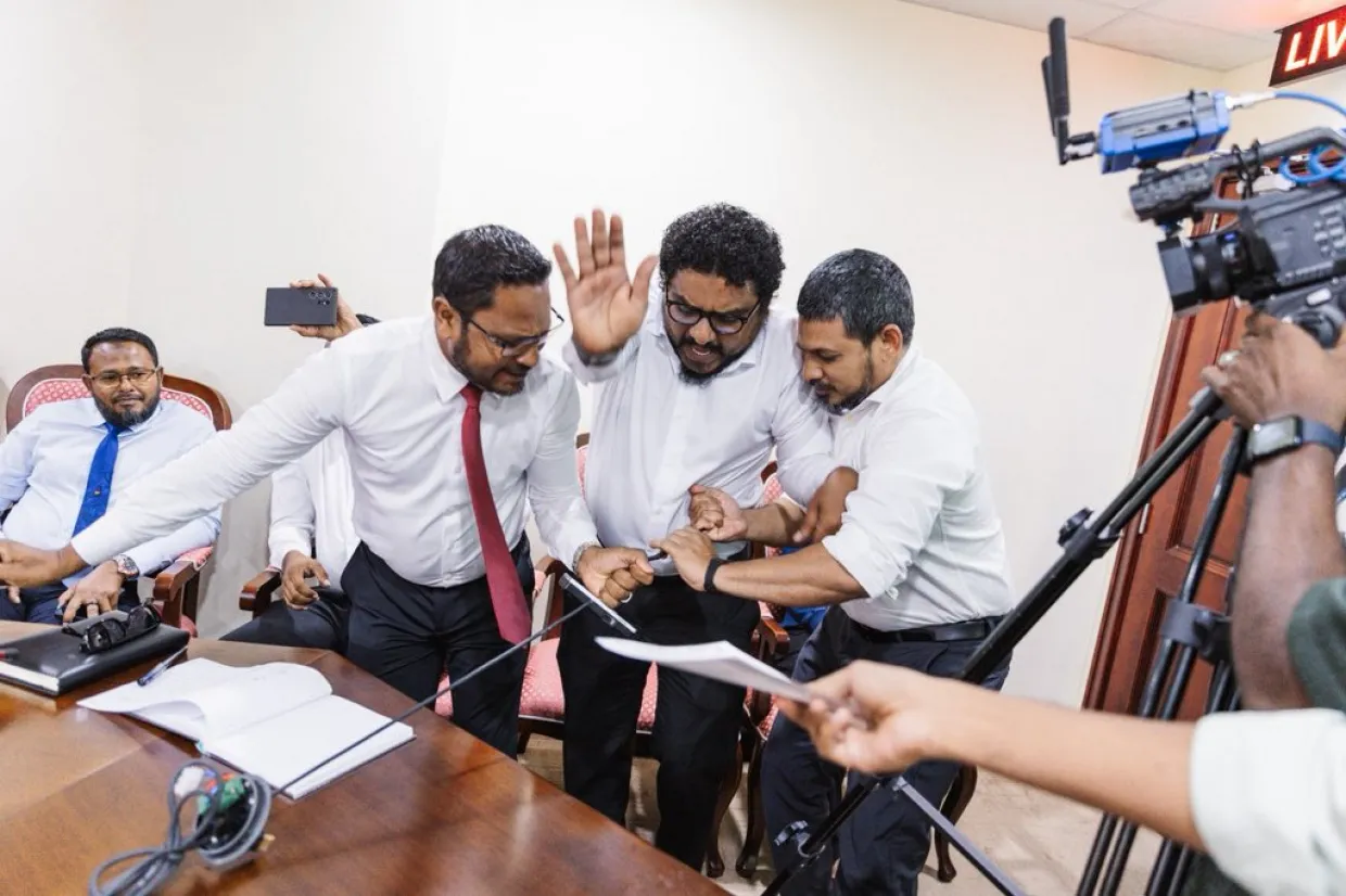 ހަލާކުކުރި މައިކު ކައިރީގައި މެންބަރުން އިމްރާނާއި މައުރޫފާއި ސަމީރު -- ފޮޓޯ: އަބްދުﷲ އަނޫފް