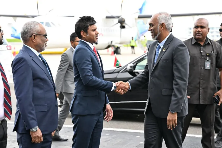 އެމެރިކާއަށް ކުރެއްވި ދަތުރުފުޅަށް ފަހު ރައީސް ޑރ.މުޢިއްޒު ރާއްޖެ ވަޑައިގަތުން-- ފޮޓޯ: ރައީސް އޮފީސް
