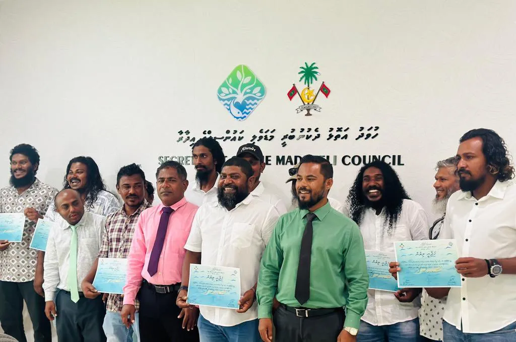 ރެސްކިއު ޑައިވަރ ކޯސް ފުރިހަމަކުރި ފަރާތްތަކަށް ލިޔުން ހަވާލުކުރުން-- ފޮޓޯ: މިނިސްޓްރީ