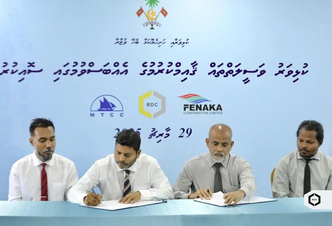 ކުޅިވަރު ވަސީލަތްތައް ޤާއިމު ކުރުމުގެ އެއްބަސްވުމުގައި ކުޅިވަރާއި ބެހޭ ވުޒާރާއެކު އާރުޑީސީ އިން ސޮއި ކުރަނީ... ފޮޓޯ: އާރުޑީސީ