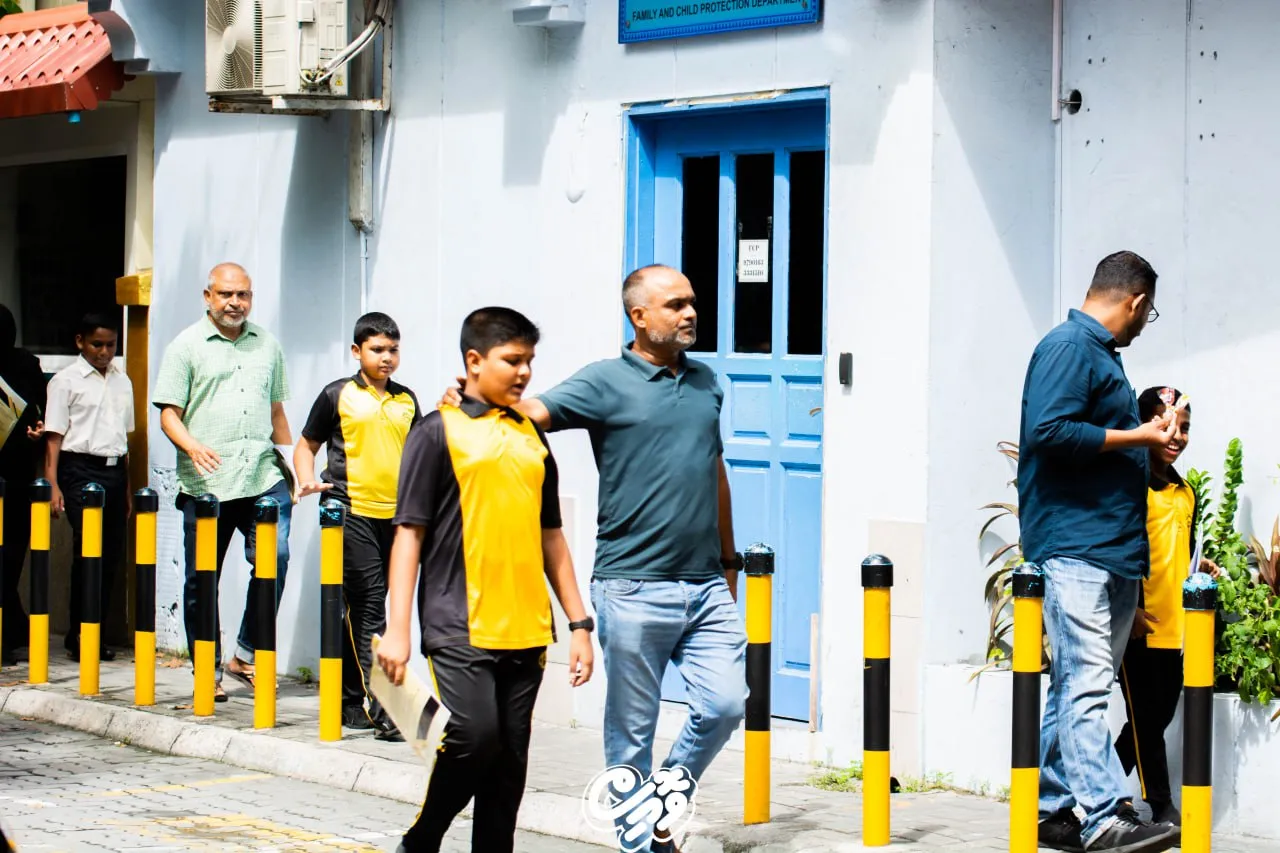 ދަރިވަރުން ތަކެއް ސުކޫލް ނިންމާފައި ގެއަށް ދަނީ-- ފޮޓޯ/ވޮއިސް