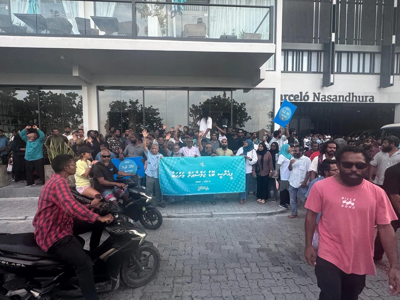 ތުޅާދޫއިން އައި ރައްޔިތުން މާލޭގައި -