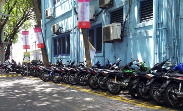 މަގުމަތީގައި ޕާކްކޮށްފައިވާ ސައިކަލްތަކެއް