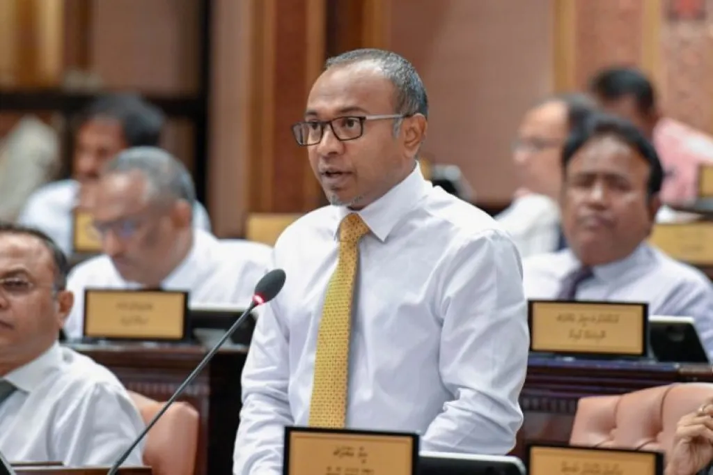 ދަ ޑިމޮކްރެޓްސް އަށް ސޮއިކުރާ މެންބަރުންނަށް ބިރުދައްކާ ކަމަަށް ބުނެ ހުށަހެޅި މައްސަލަ ބޭރުކޮށްލައިފި