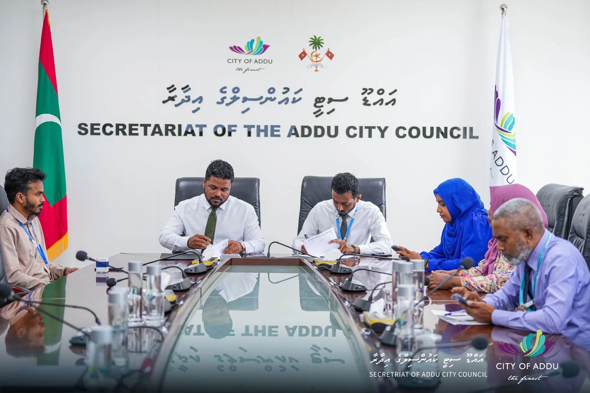 އައްޑޫ ސިޓީގައި ގާމެންޓް ފެކްޓަރީއެއް ގާއިމުކުރަން އެއްބަސްވުމުގައި ސޮއި ކުރުން - ފޮޓޯ: އައްޑޫ ސިޓީ ކައުންސިލް