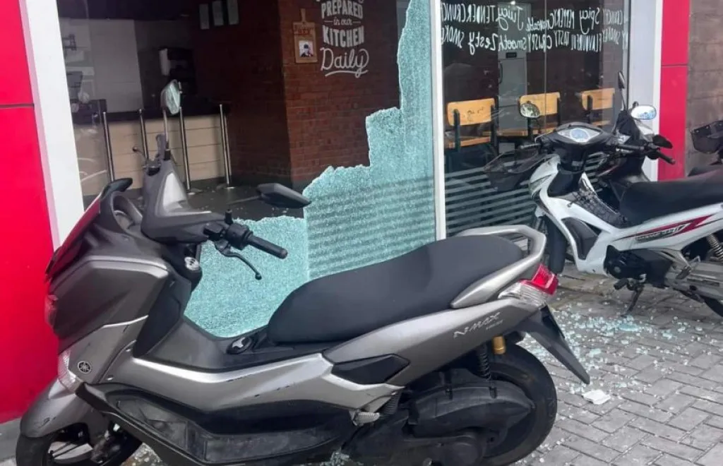 ތަޅާލައިފައިވާ ކޭއެފްސީގެ ބިއްލޫރިގަނޑު -- ފޮޓޯ: ދެން