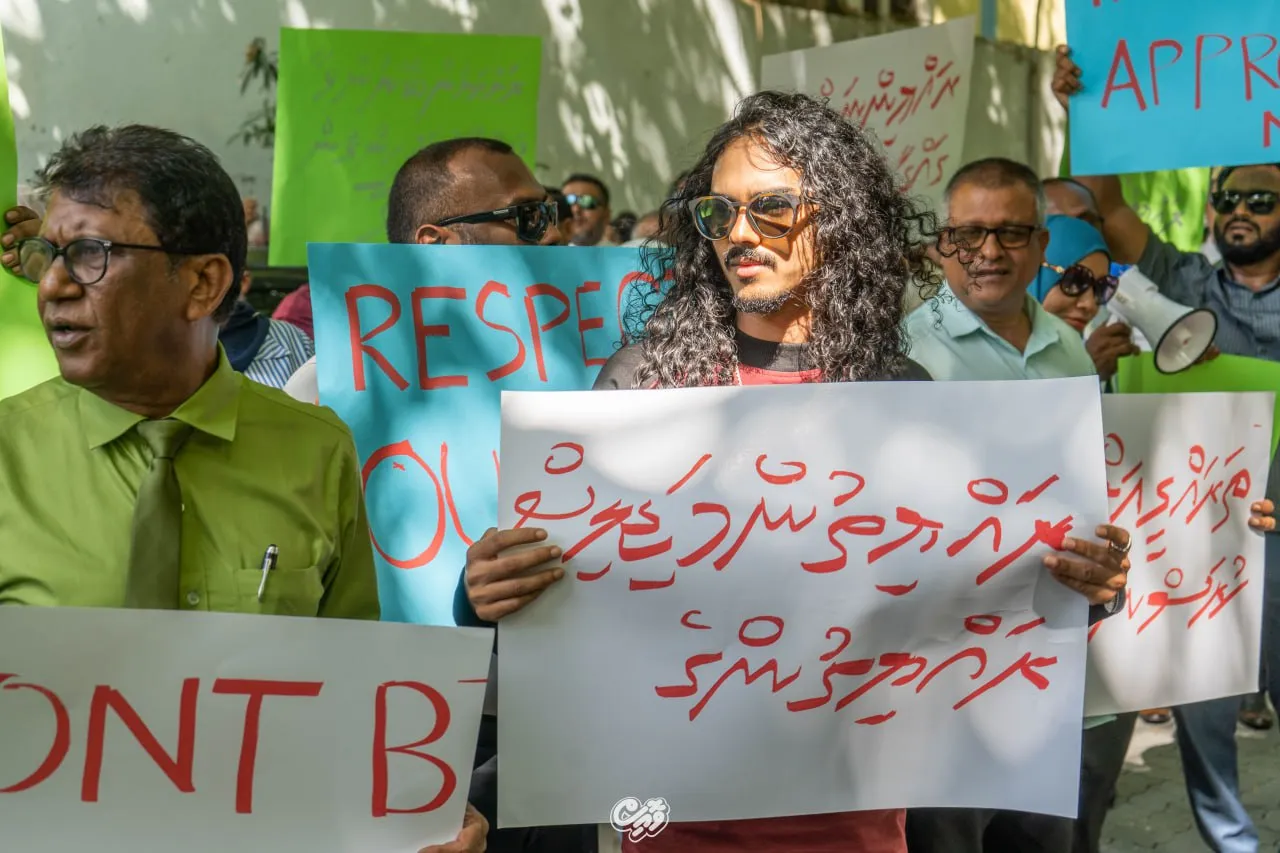 މަޖިލީސް ދޮށުގައި ބަޔަކު މުޒާހަރާ ކުރަނީ