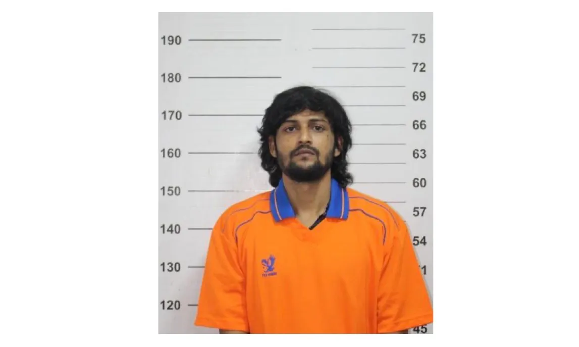 ކަރެކްޝަންގެ ބެލުމުގެ ދަށުގައި ހުރި ގައިދީއަކު ފިލައިފި