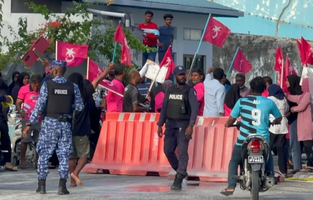 ވިލިނގިލީގައި ޕީޕީއެމް ސަޕޯޓަރުން ހަމަނުޖެހުން ހިންގަން ހިތްވަރުދިނީ ލީޑަރޝިޕުން ކަމަށް ތުހުމަތު ކޮށްފި!