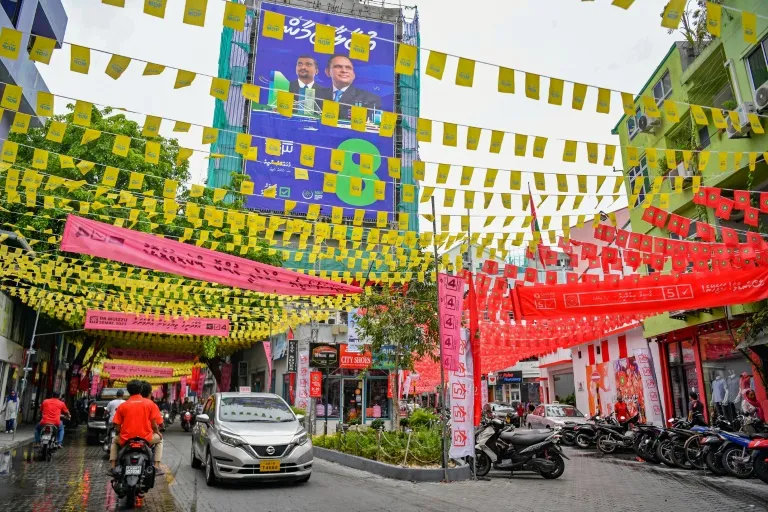 މިދިޔަ ރިޔާސީ އިންތިހާބު ކެމްޕެއިނުގައި މާލޭގެ މަގެއްގައި ކެނޑިޑޭޓުންގެ ބެނާތައް ދަމާފައި..