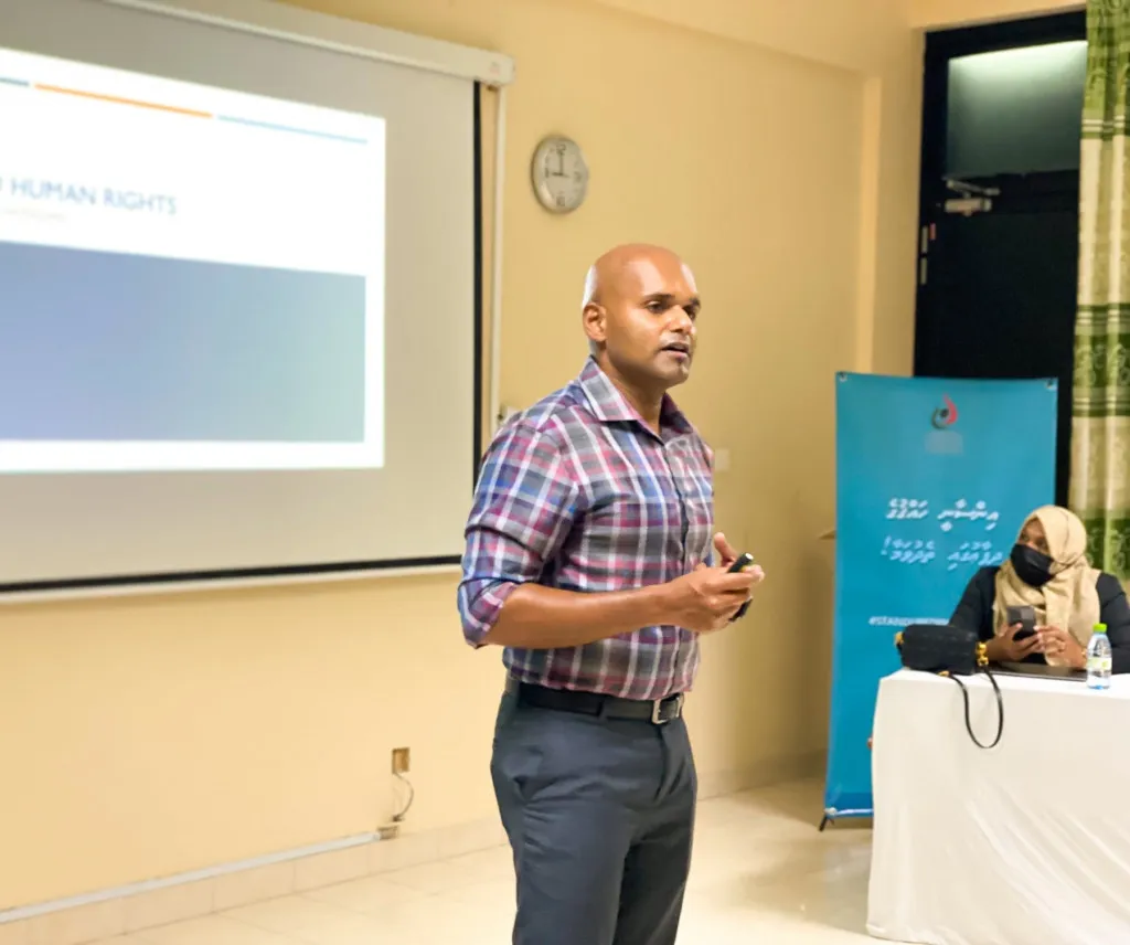 ވަޒީފާއަށް ނުނިކުންނަވައި 4 މަސް ދުވަހު ހުންނެވުމަށްފަހު އަދުހަމް އިސްތިއުފާ ދެއްވައިފި!