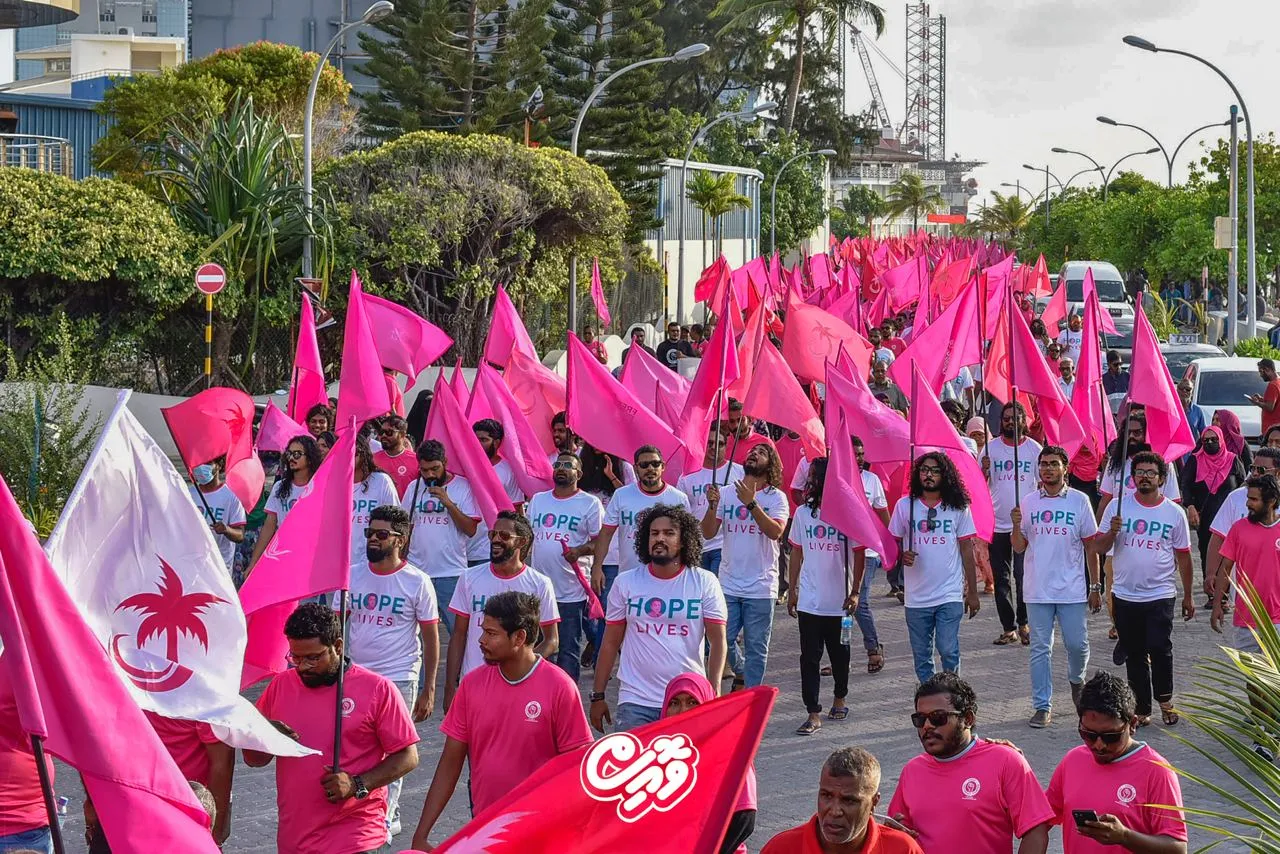 ޕީޕީއެމް އުވާލައި، ސިޔާސީ ޕާޓީތަކުގެ ދަފްތަރުން ނަގައިފި