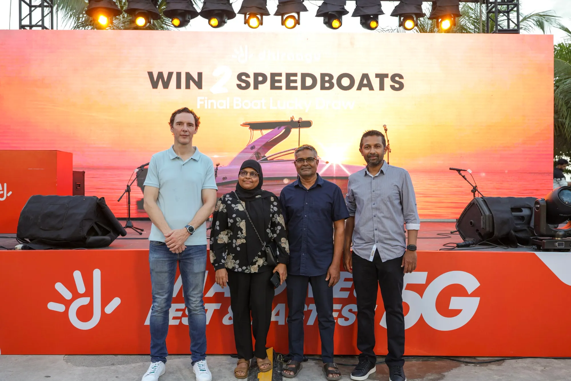ދިރާގުން ދޭ ދެވަނަ ބޯޓުގެ ނަސީބުވެރިޔާ އާއި ކުންފުނީގެ ބައެއް ވެރިން -- ފޮޓޯ: ދިރާގު