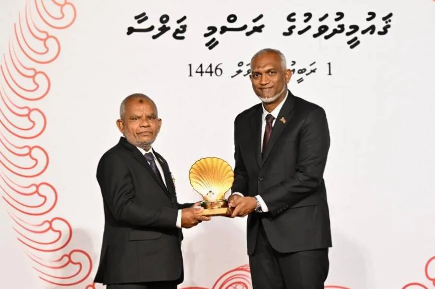 މިއީ އަގު ވަޒަންކޮށް، ހިތްވަރުދިނުމުގެ މަޤްޞަދުގައި ދެވޭ އިނާމެއް-- ފޮޓޯ: ރައީސް އޮފީސް