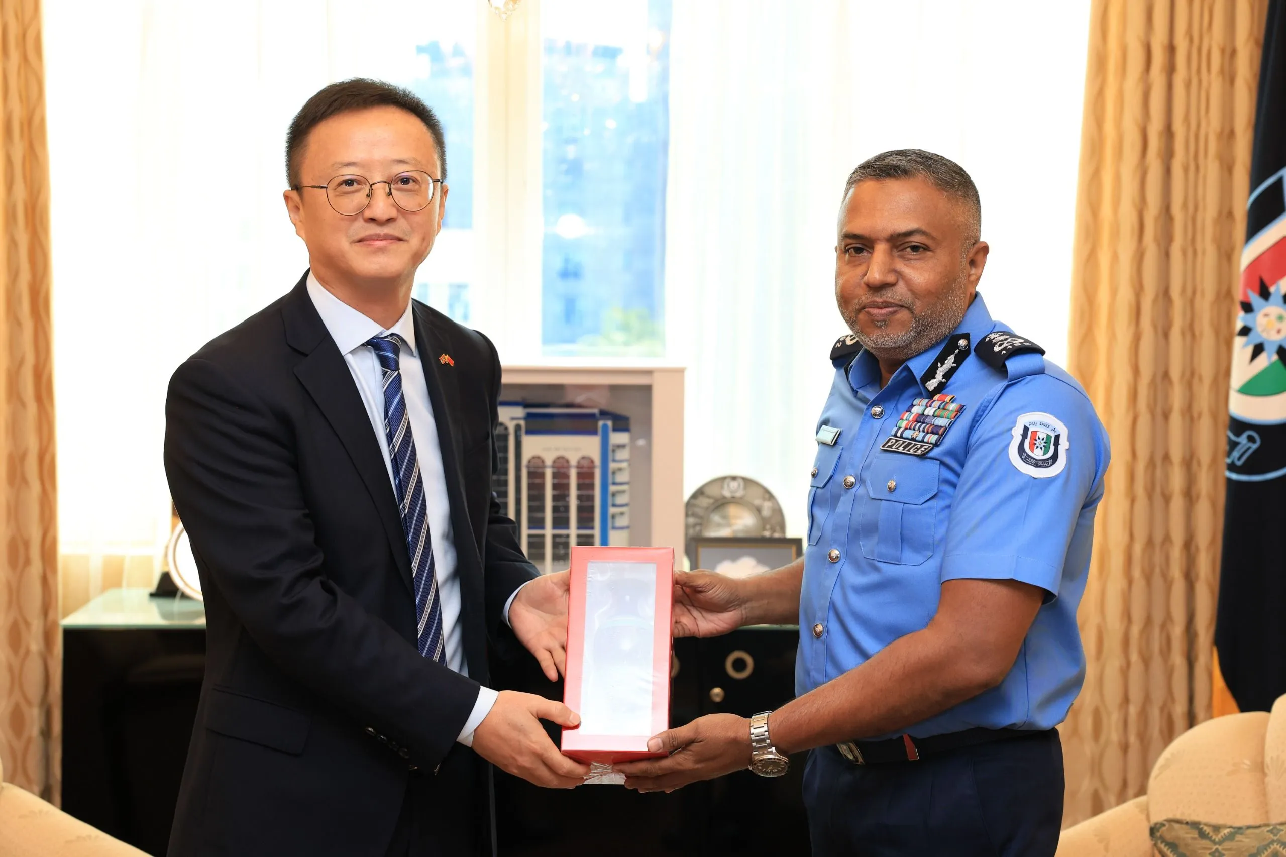 ޗައިނާ ސަފީރު ޕޮލިސް ކޮމިޝަނަރާ ބައްދަލުކޮށް ގުޅުން ބަދަހިކުރުމާ މެދު މަޝްވަރާކޮށްފި