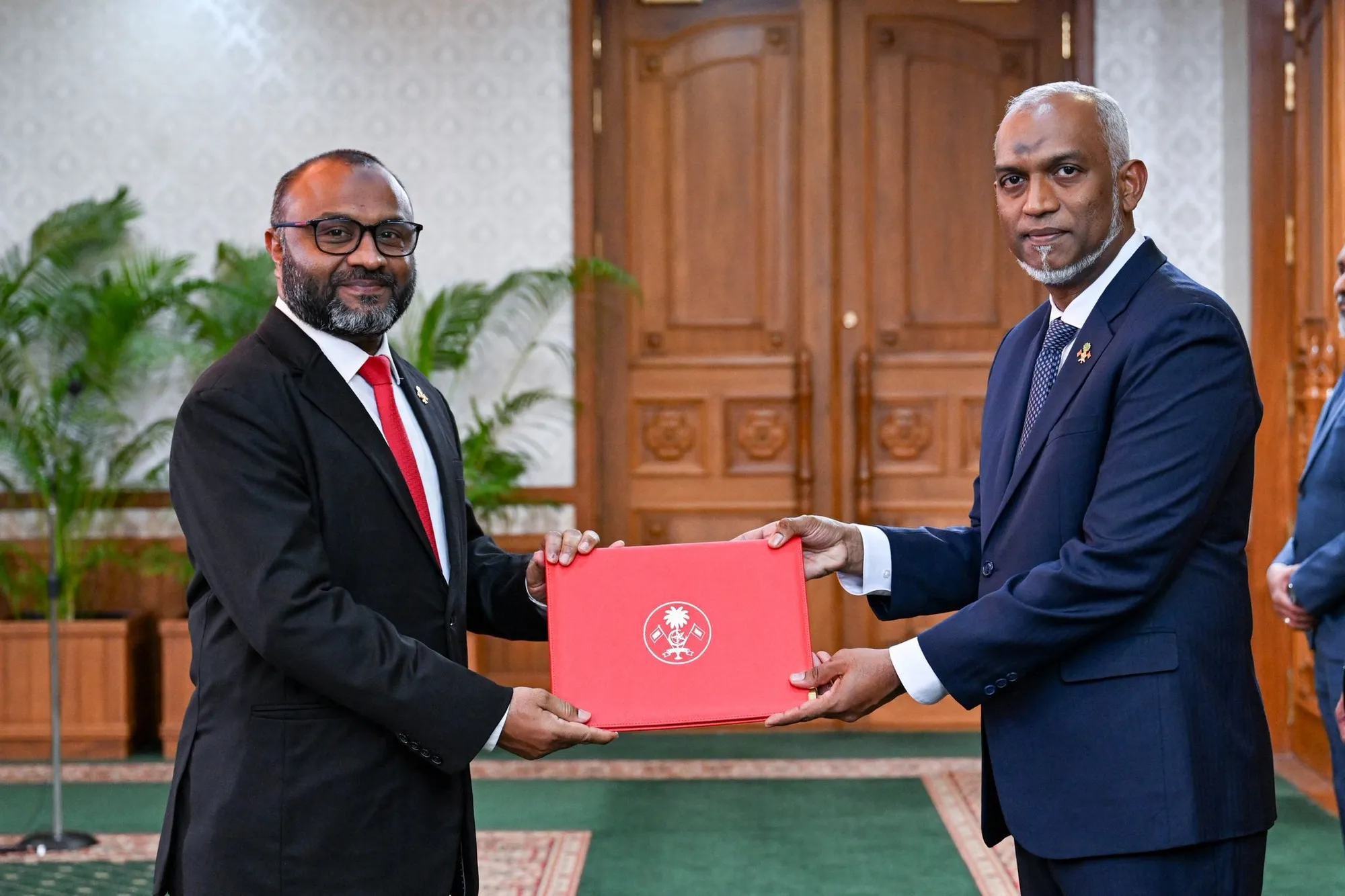 ވަޒީރު ޝަހީމް ރައީސް މުޢިއްޒާއެކު - ފޮޓޯ: ރައީސް އޮފީސް