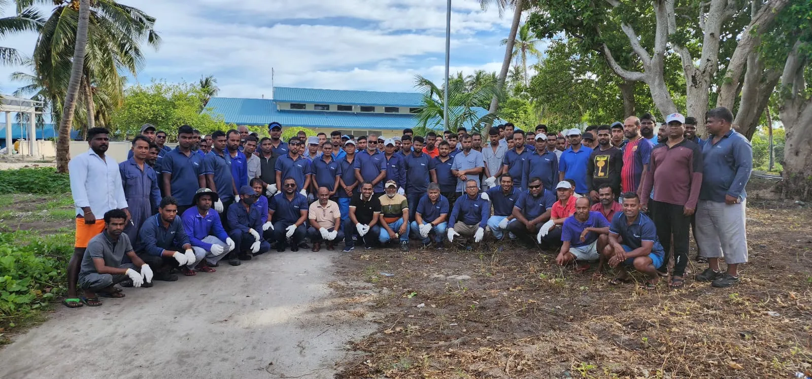 ކޭއެފްސީ މުވައްޒަފުން ރަށުތެރެ ސާފުކުރަނީ - ފޮޓޯ: މިފްކޯ