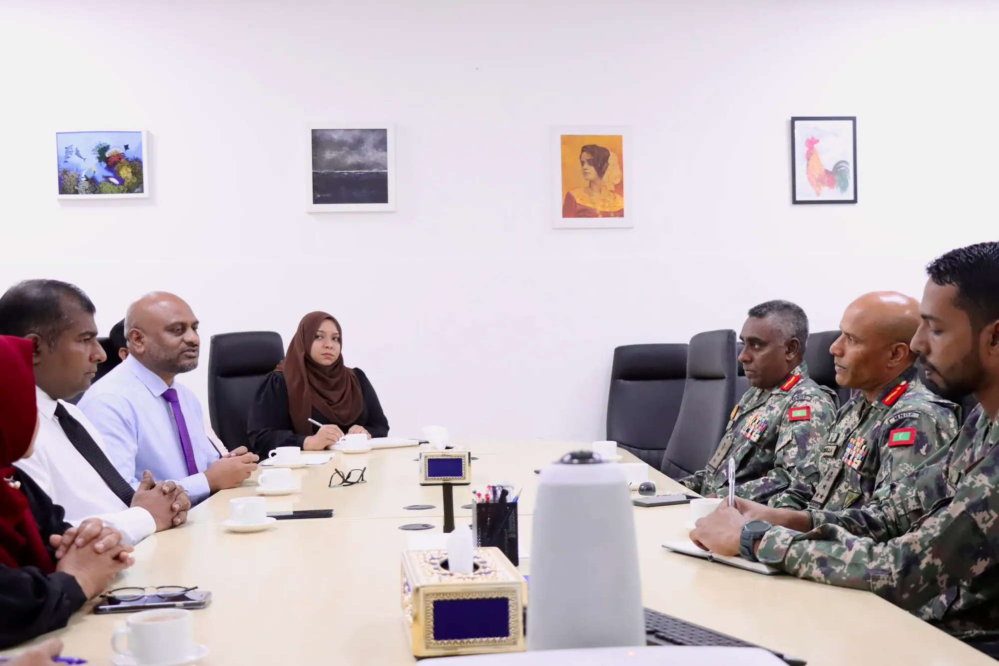 "އަޖުމަފިޔަވަހި" މަޝްވަރާކުރުމަށް ދިވެހިރާއްޖޭގެ ޤައުމީ ދިފާޢީ ބާރާ އެކު ކުރިއަށްގެންދިޔަ ބައްދަލުވުން - ފޮޓޯ: ދިވެހިބަހާއި ސަޤާފަތާއި ތަރިކައާ ބެހޭ ވުޒާރާ