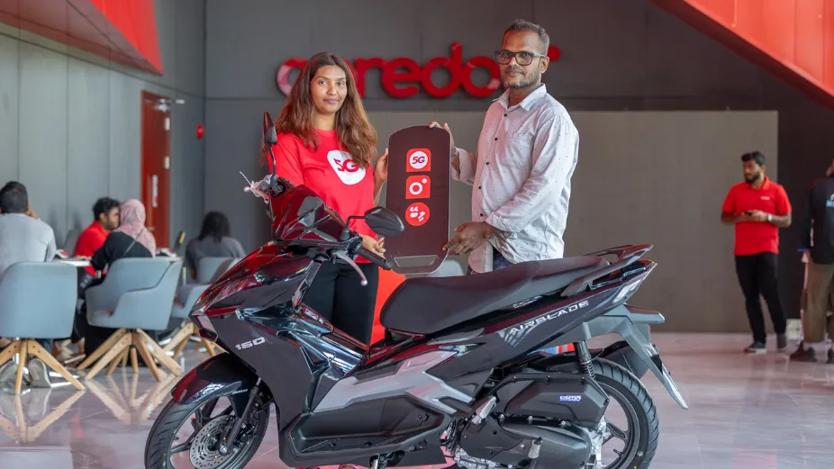 އުރީދޫ ސައިކަލު ލިބުނު ފަރާތަކަށް ސައިކަލު ހަދިޔާ ކުރަނީ: ފޮޓޯ/ އުރީދޫ