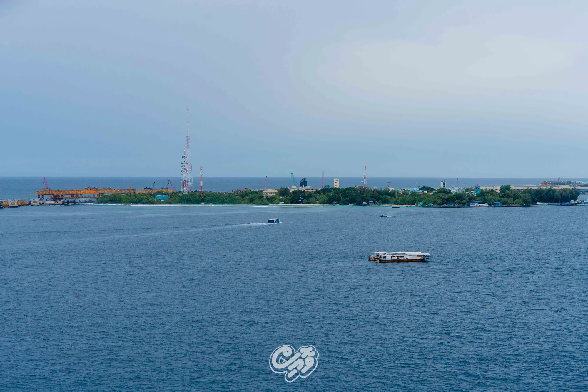 ވިލިމާލެއާ ދިމާލު ބޭރުގައި އޮތް ކާގޯ ބޯޓަކުން މީހަކު ކަނޑަށް ވެއްޓިގެން ހޯދަނީ
