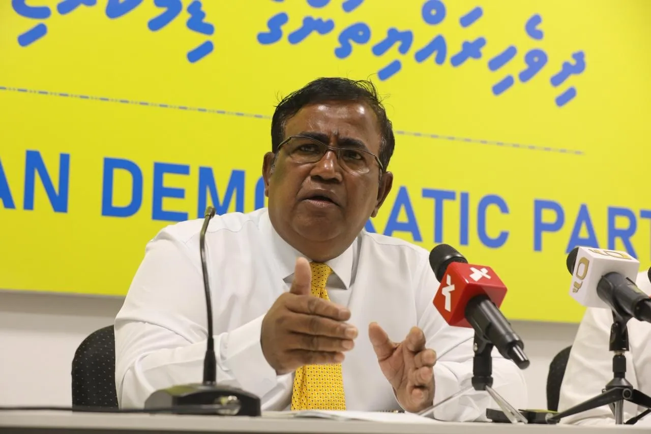 ނޫސްވެރިންގެ ބައްދަލުވުމެއްގައި ޣަފޫރު ވާހަކަ ދައްކަވަނީ -- ފޮޓޯ/ އެމްޑީޕީ