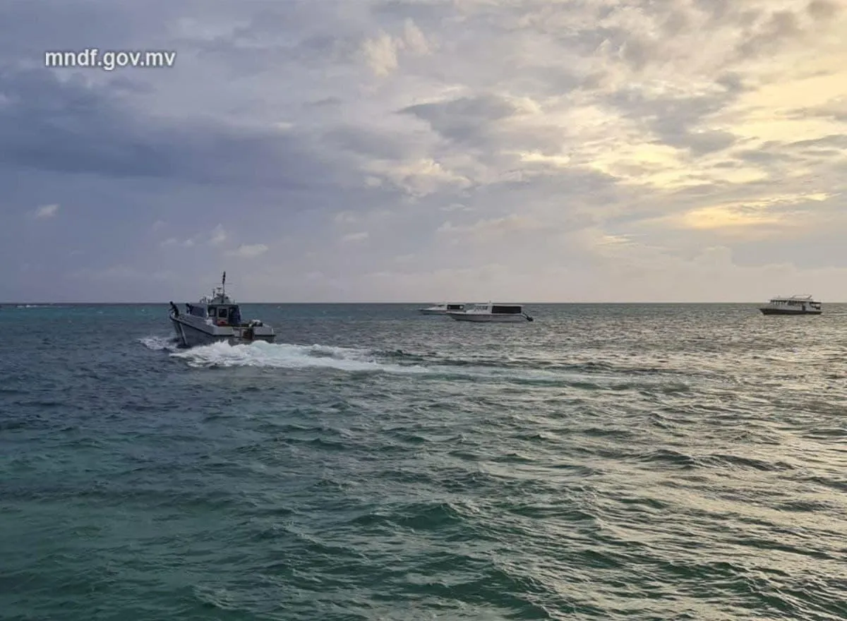 ހަ މީހުންނާއެކު ދަތުރުކުރި ޑައިވިން ދޯންޏެއް ނޮޅިވަރަންފަރު ފަރަށް އަރައިފި