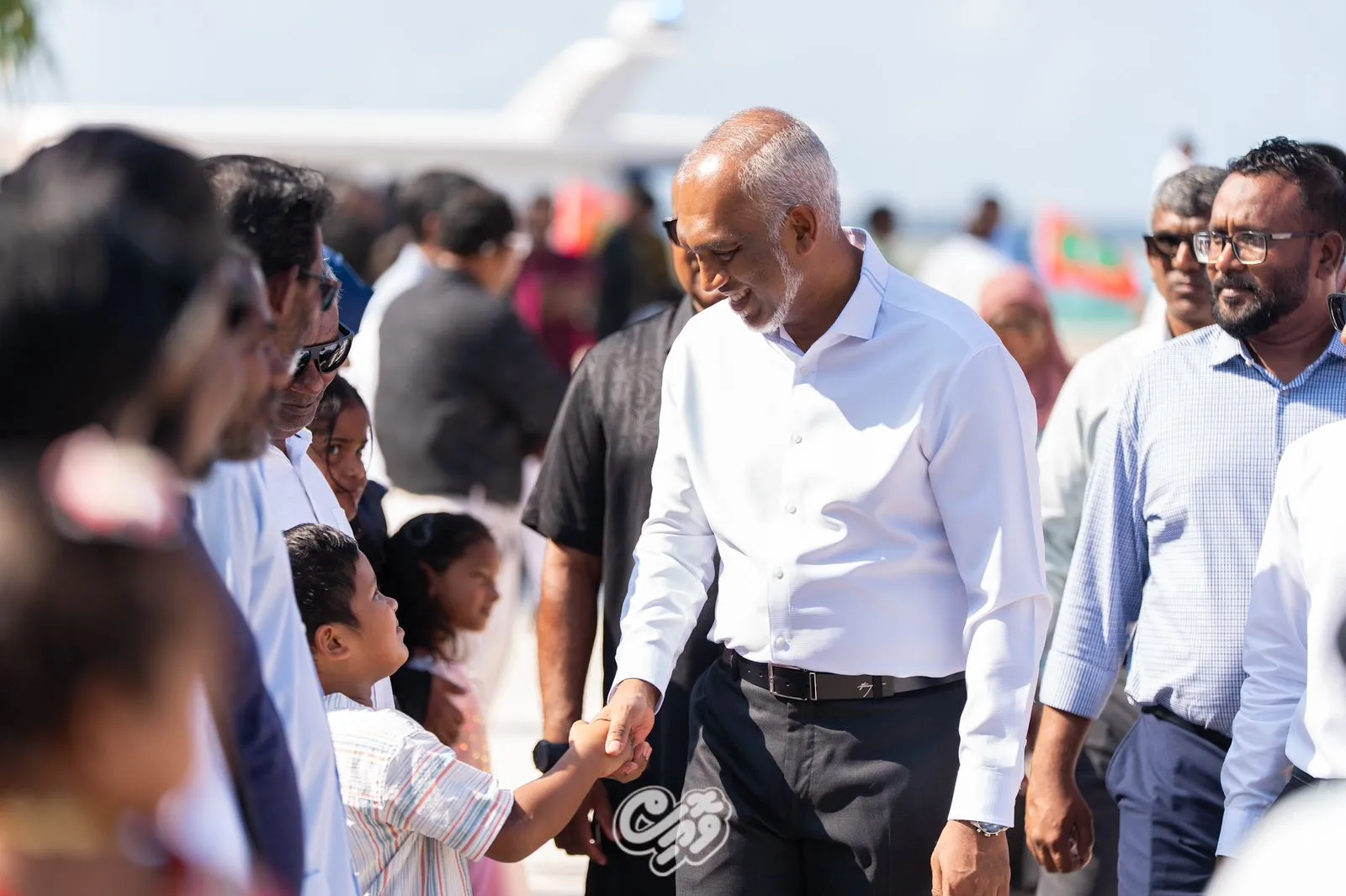 ރައީސް، ކުޑަކުއްޖަކާ ސަލާމް ކުރައްވަނީ -- ފޮޓޯ: ރައީސް އޮފީސް